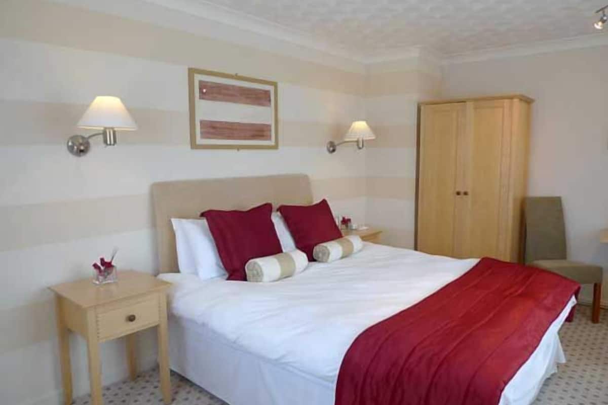 Desk, iron/ironing board, cots/infant beds, free WiFi