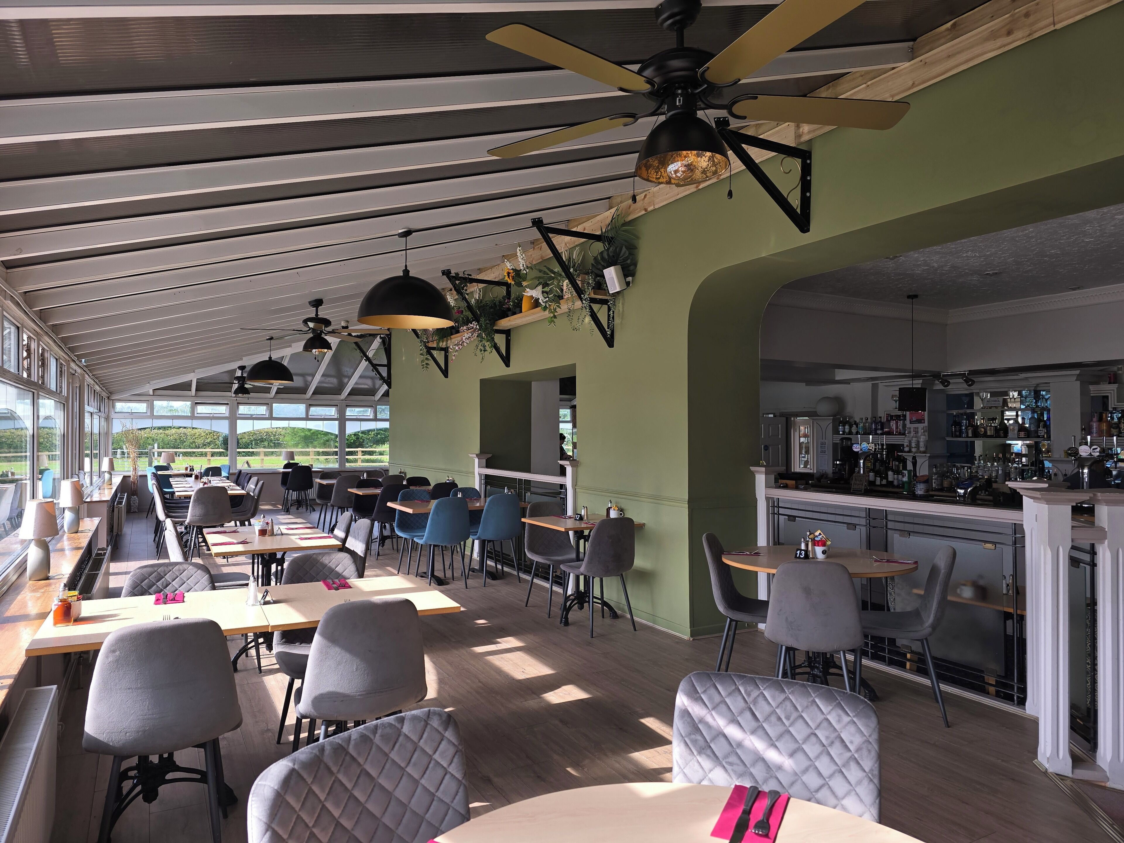 供应早餐、午餐和晚餐，英国菜