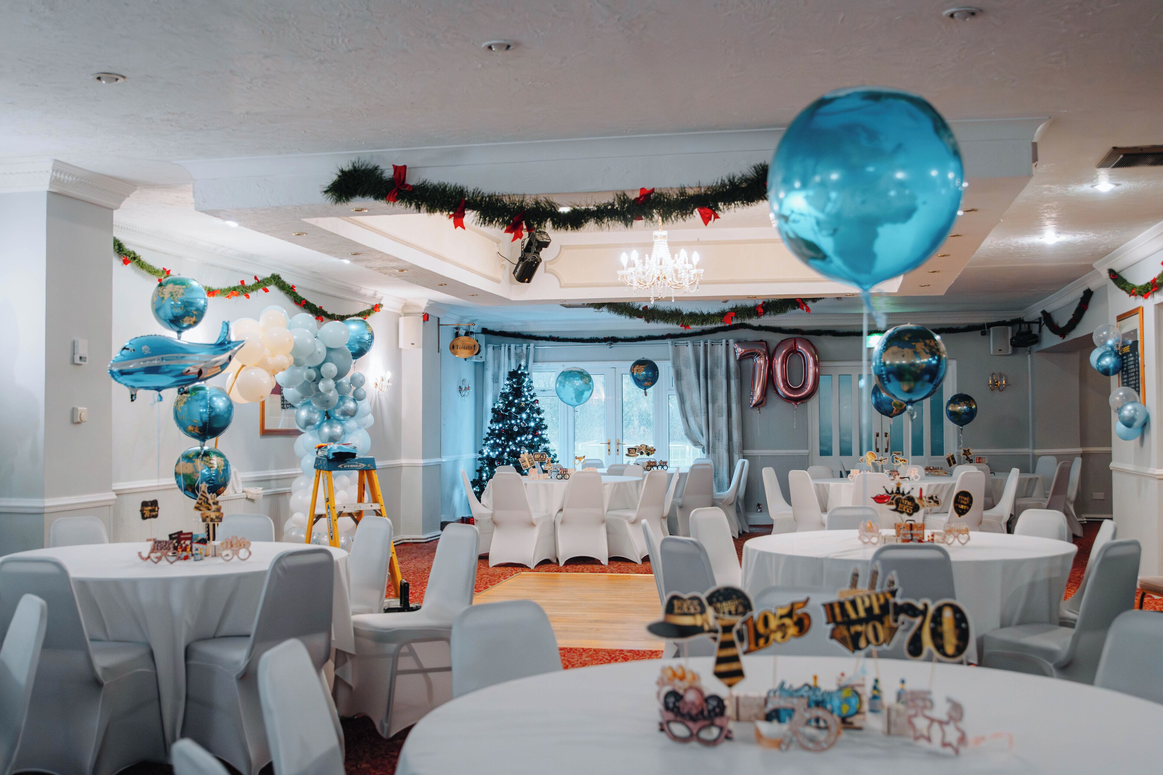 供应早餐、午餐和晚餐，英国菜