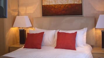 Skrivebord, strykejern/-brett, barnesenger og wi-fi (inkludert)