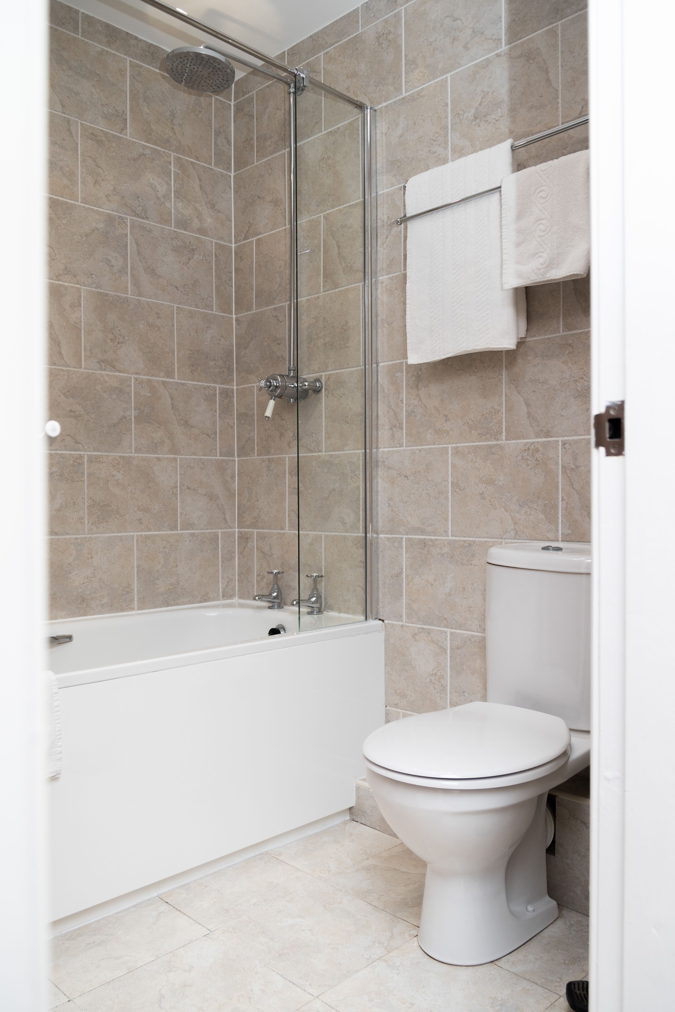 Un baño con bañera, ducha e inodoro.