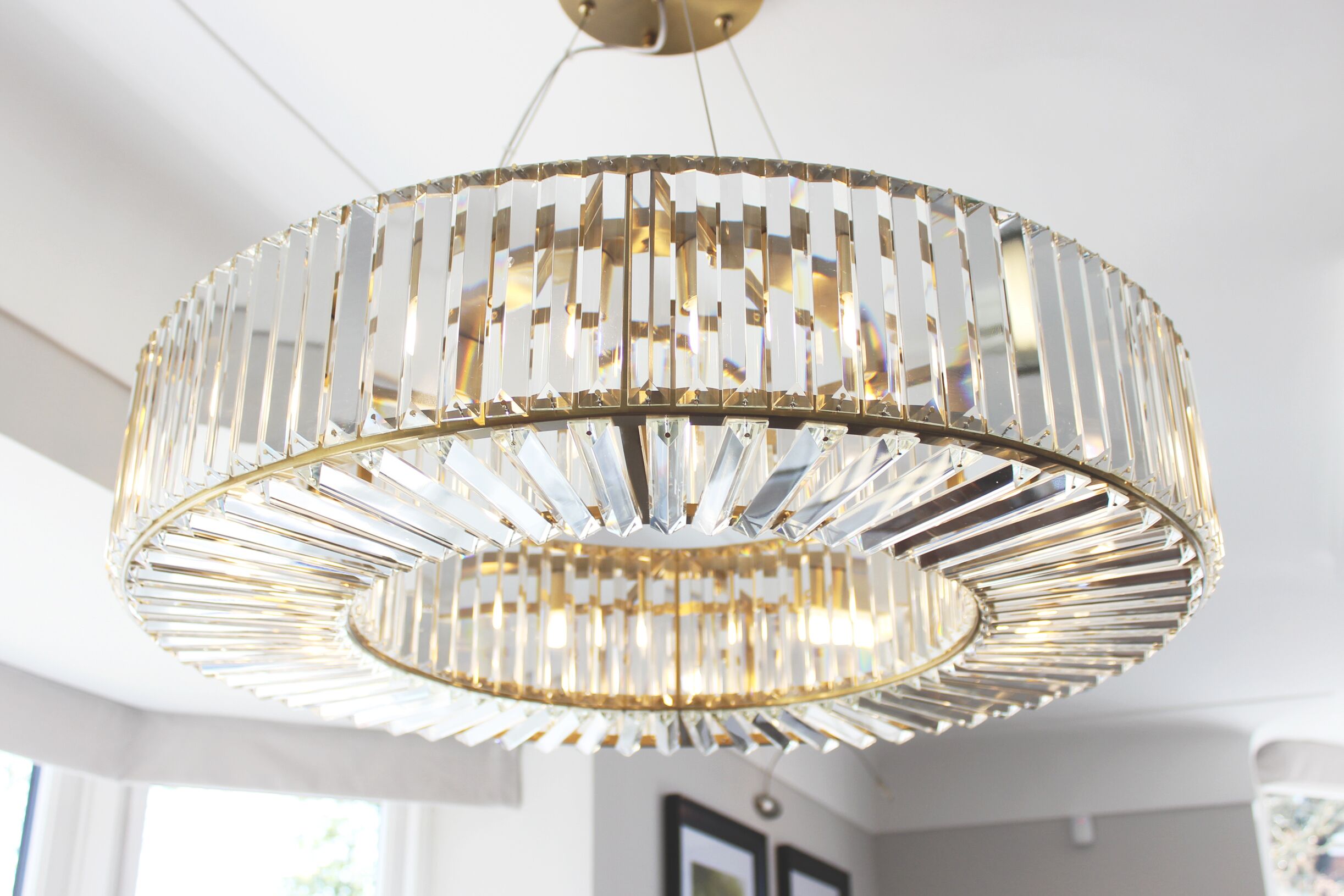 Un candelabro con diseño geométrico y acabado dorado.