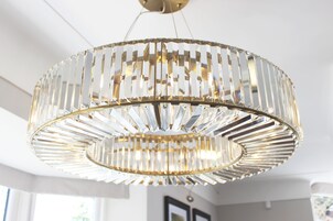 Un candelabro con diseño geométrico y acabado dorado.