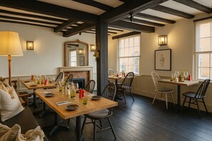 Lunch and dinner served, British cuisine - The Crown (Amersham)