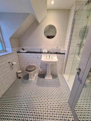 Suite, salle de bains attenante, dans les dépendances | Salle de bain