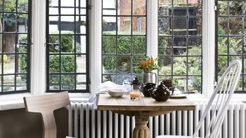 Lunch and dinner served, British cuisine