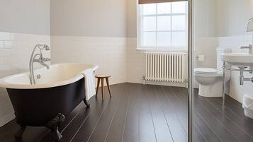 Duplex Suite | Bathroom | Free toiletries, hair dryer, towels