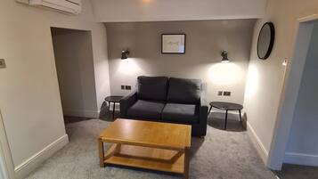 Bailey Suite | Living area | 40-inch flat-screen TV with satellite channels, TV