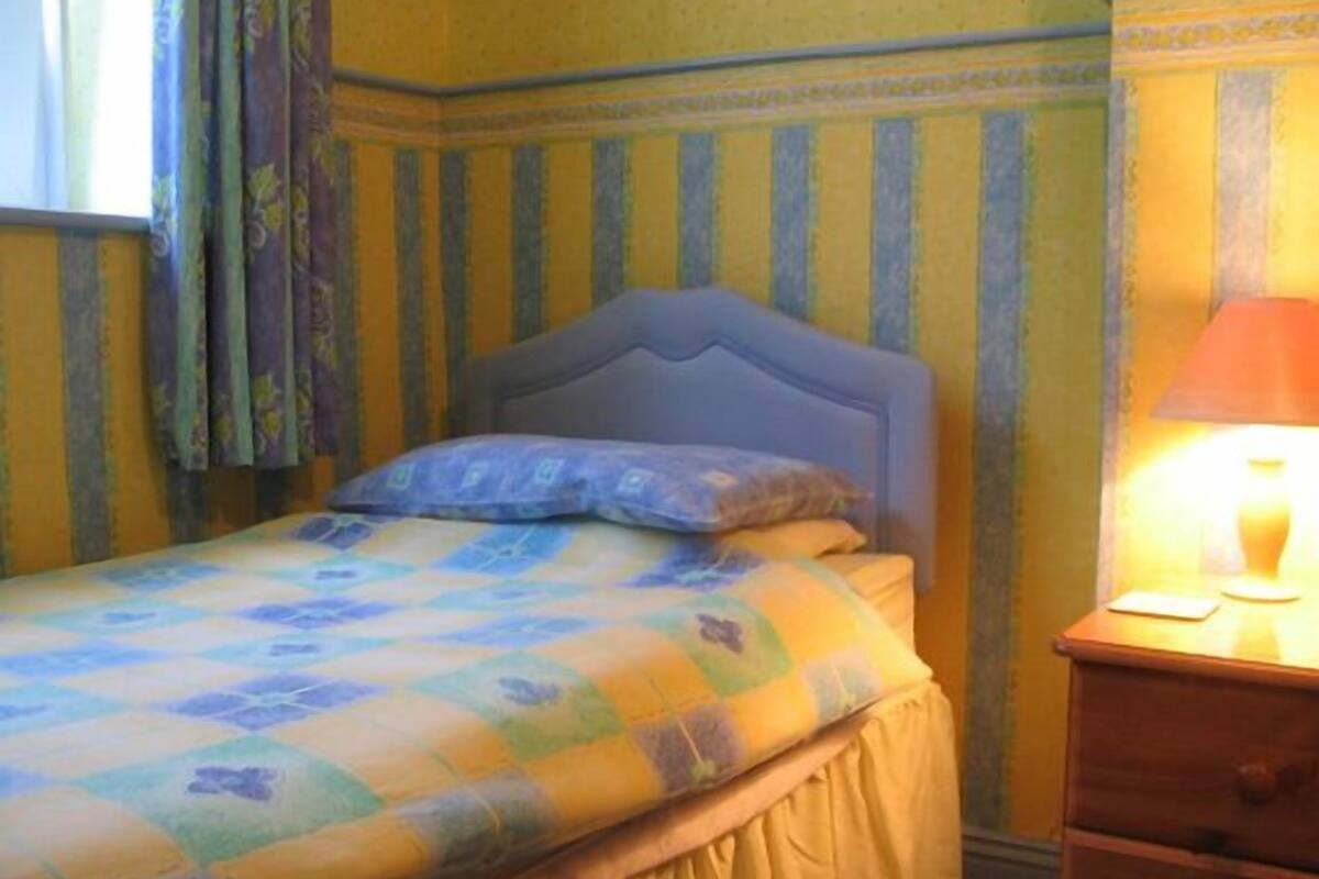 Chambre Simple, 1 lit une place, salle de bains attenante