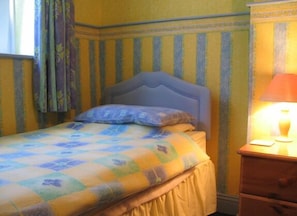 Chambre Simple, 1 lit une place, salle de bains attenante