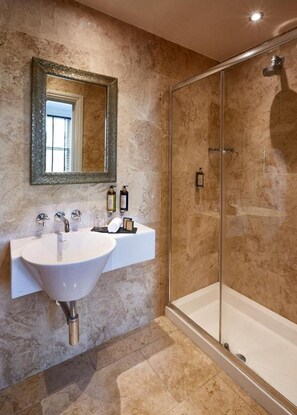 City View Four Poster | Bathroom | Eco-friendly toiletries, towels - Dorian House (Bath)