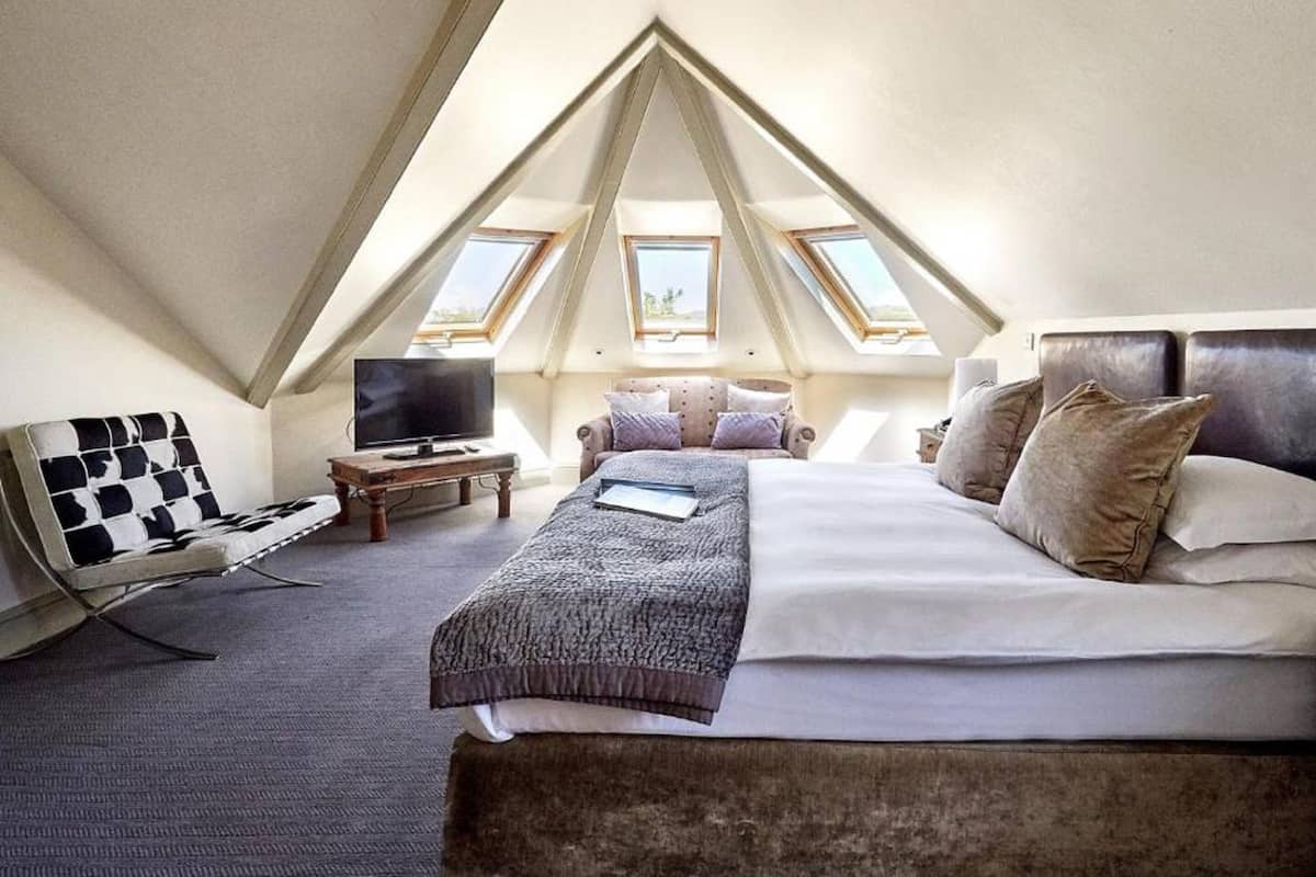 Executive King Room | Luxe beddengoed, een kluis op de kamer, een bureau