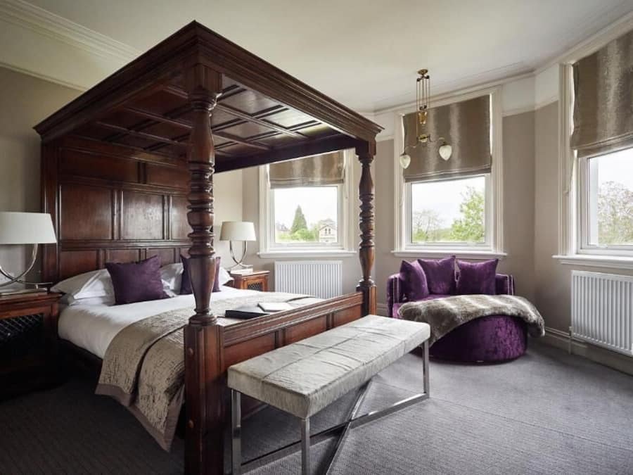 Chambre Prestige double, vue sur la ville | Literie de qualité, coffre-fort, bureau, fer et planche à repasser