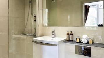 Standard King Room | Banheiro | Produtos de toalete biodegradáveis, toalhas de banho