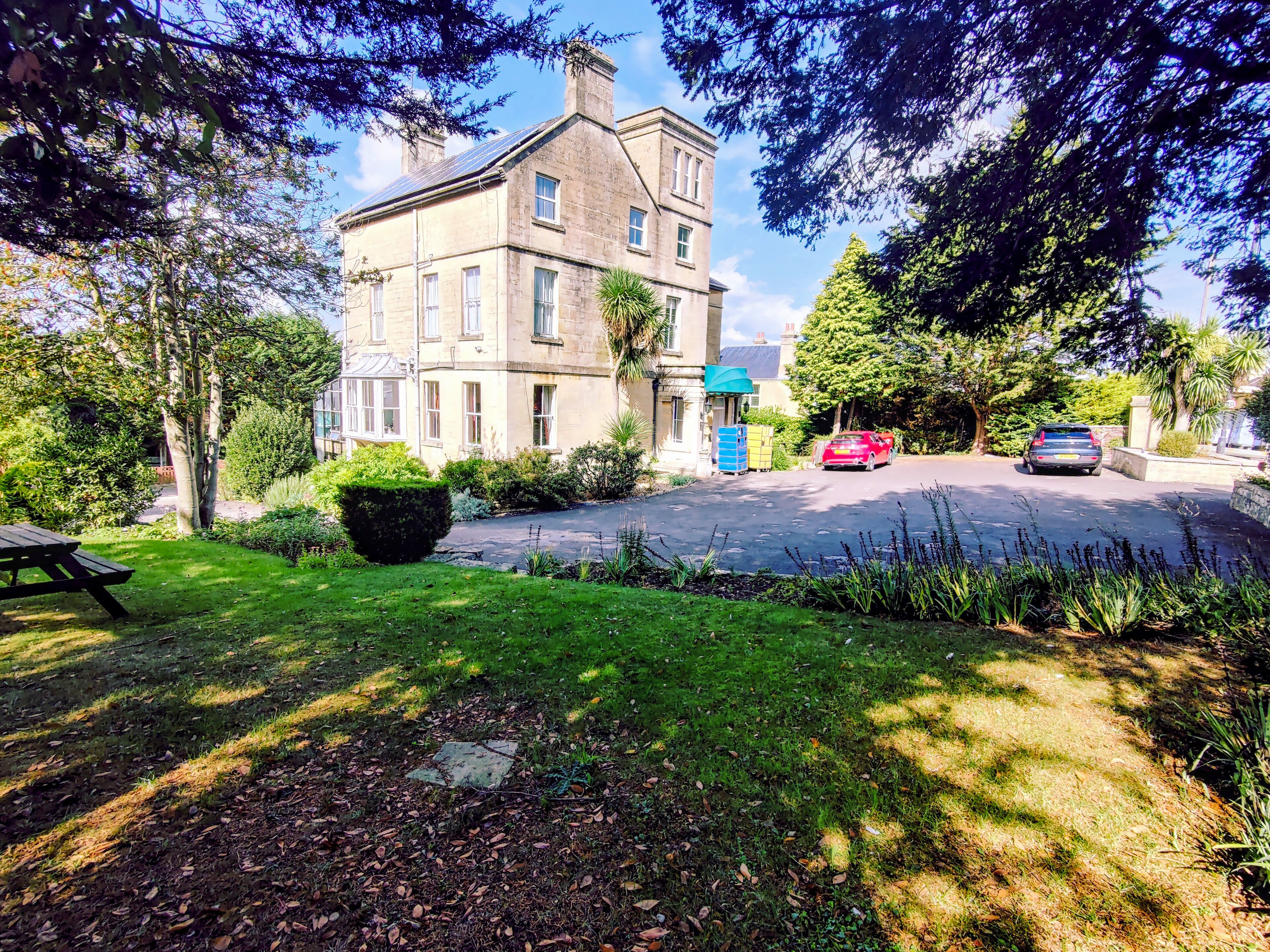 Photo - Wentworth House - Free Parking