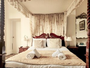 Phòng đôi Superior, 1 giường đôi (Four Poster Bed) | Trang trí khác biệt, trang bị nội thất với thiết kế riêng biệt, bàn 