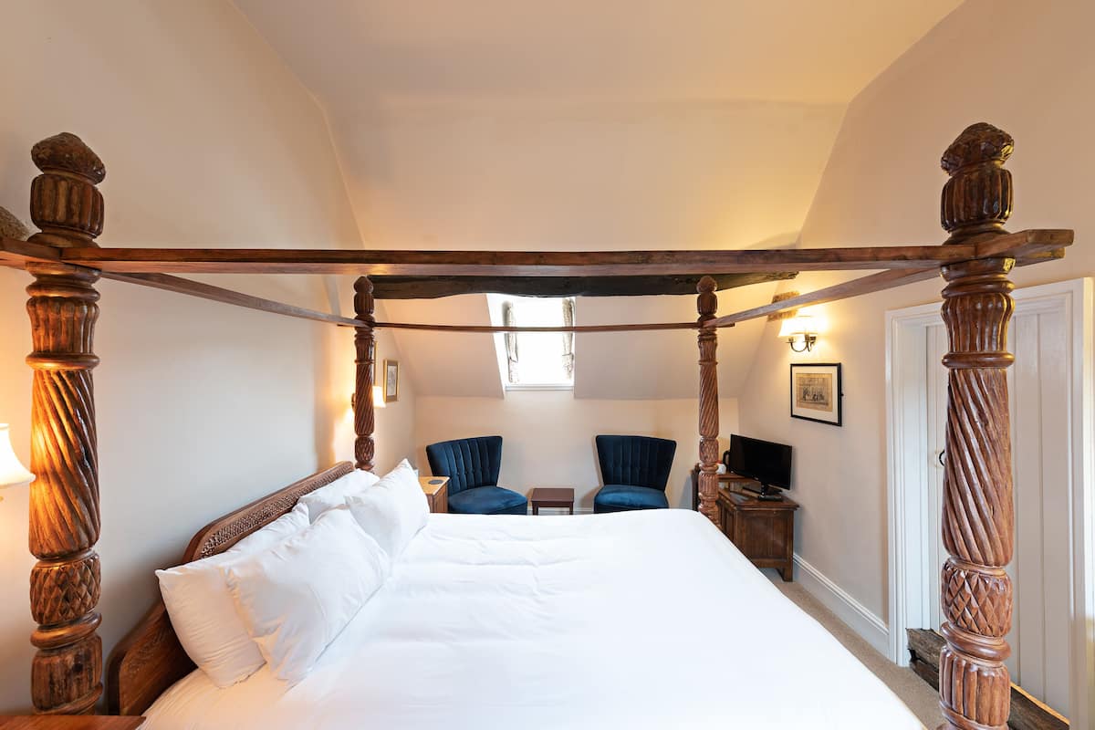 signature double room | 1 bedroom, hypo-allergenic bedding, desk, iron/ironing board