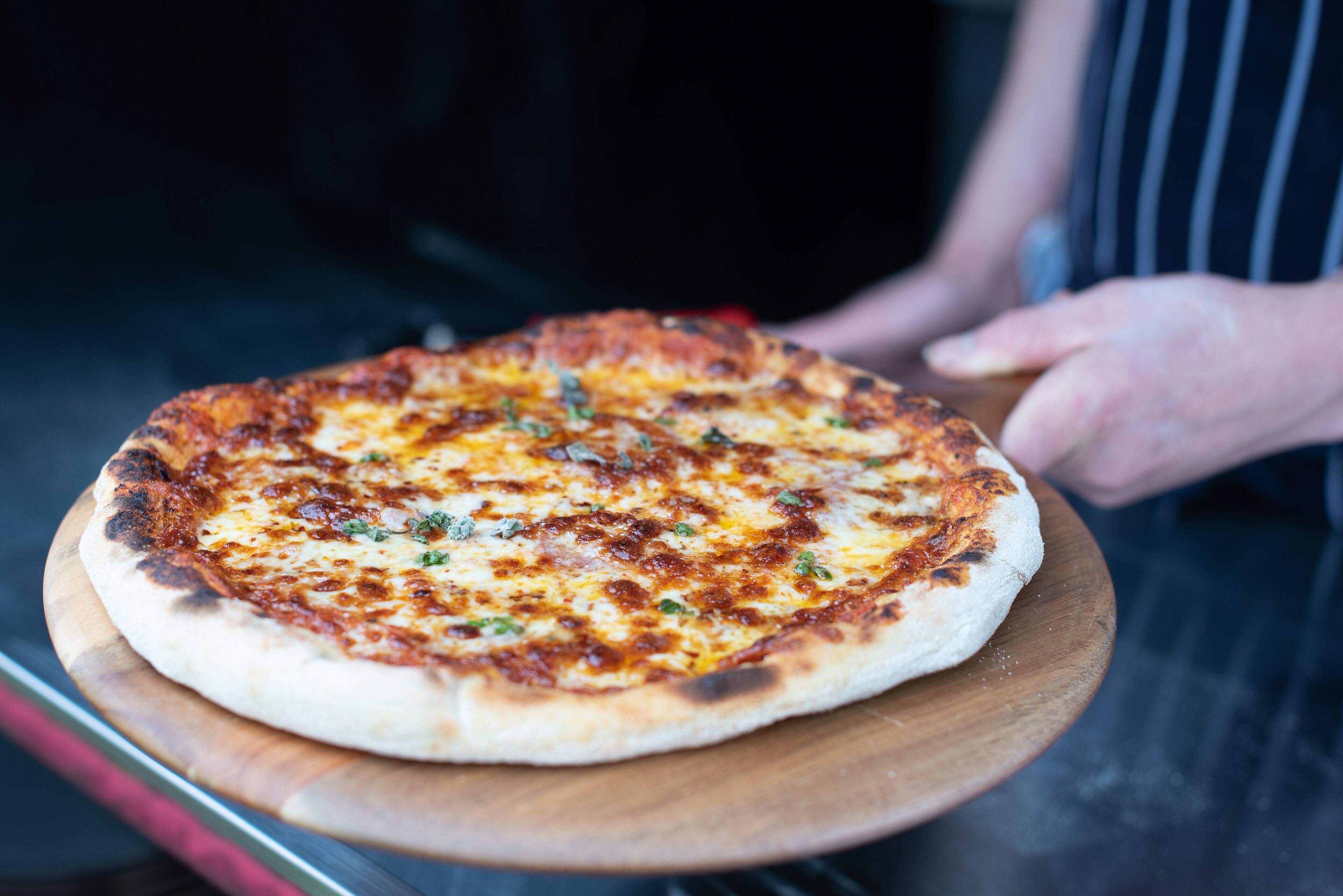 Una pizza sobre una tabla de madera.