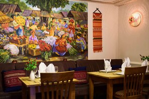 Breakfast, lunch, dinner served; Thai cuisine