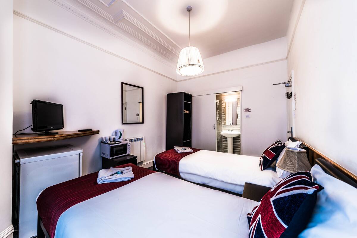 Twin Room | Desk, soundproofing, iron/ironing board (on request), free WiFi