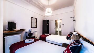Habitación con 2 camas individuales | Escritorio, insonorización, tabla de planchar con plancha y wifi gratis
