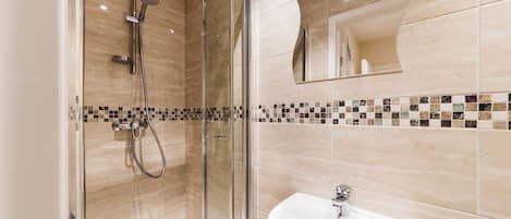 Douche, articles de toilette (gratuits), séchoir à cheveux