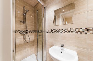 Douche, articles de toilette gratuits, sèche-cheveux