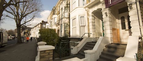 Boendets fasad - kväll/natt