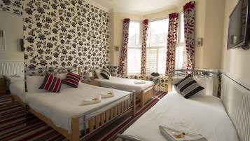 Skrivebord, lydisolert, strykejern/-brett og wi-fi (inkludert)