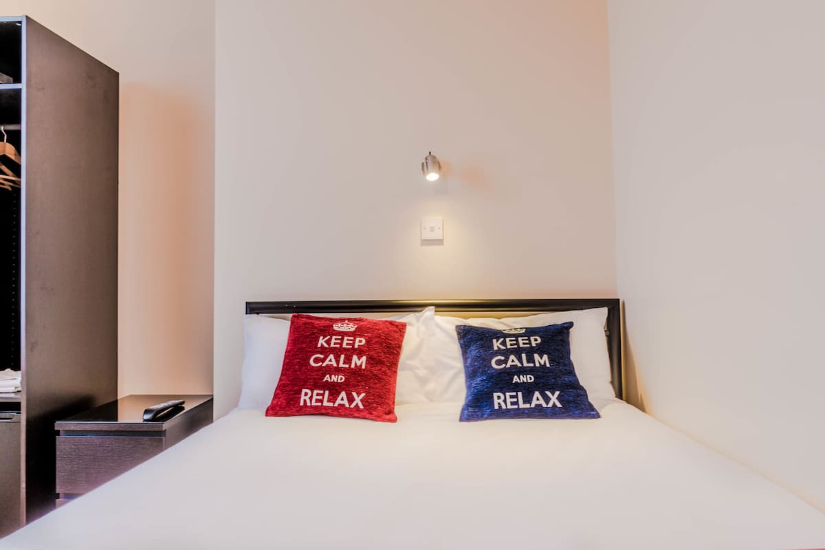 Double Room | Desk, soundproofing, iron/ironing board (on request), free WiFi
