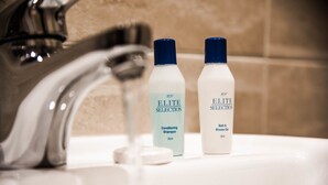 Bathroom amenities - Royal London Hotel by Saba (London)
