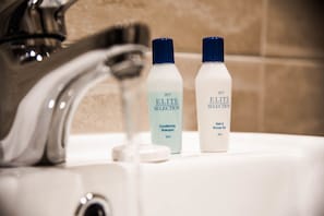 Chuveiro, produtos de toalete grátis, secador de cabelo 