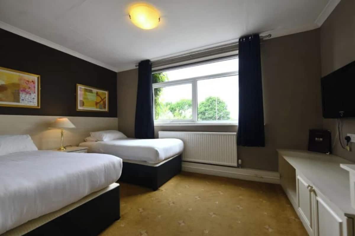 Desk, WiFi (free), bed sheets