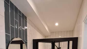 Quarto solteiro standard, 1 cama de solteiro, suíte | Banheiro | Banheira e chuveiro separados, produtos de toalete grátis