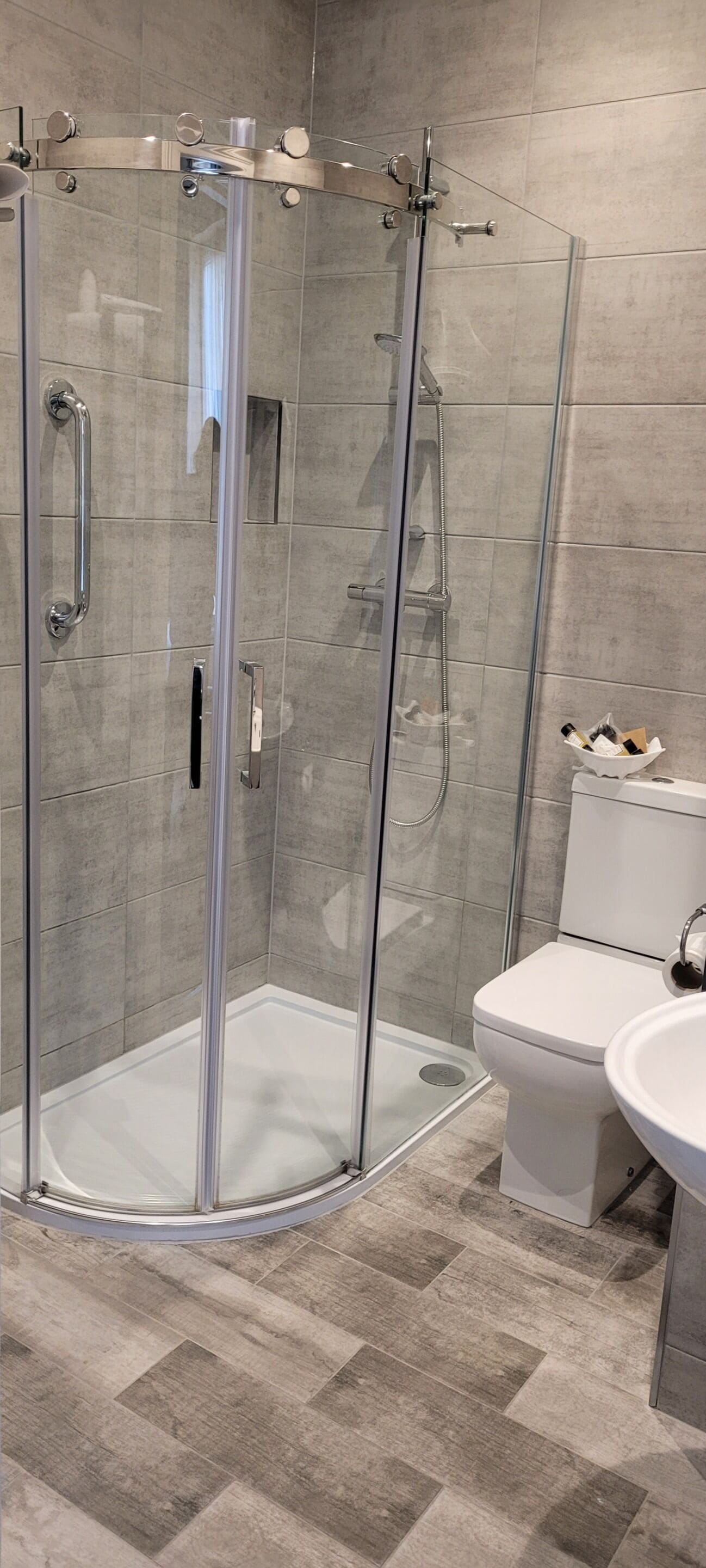 standard twin room, ensuite | bathroom | separate bathtub and shower, free toiletries, hair dryer, towels