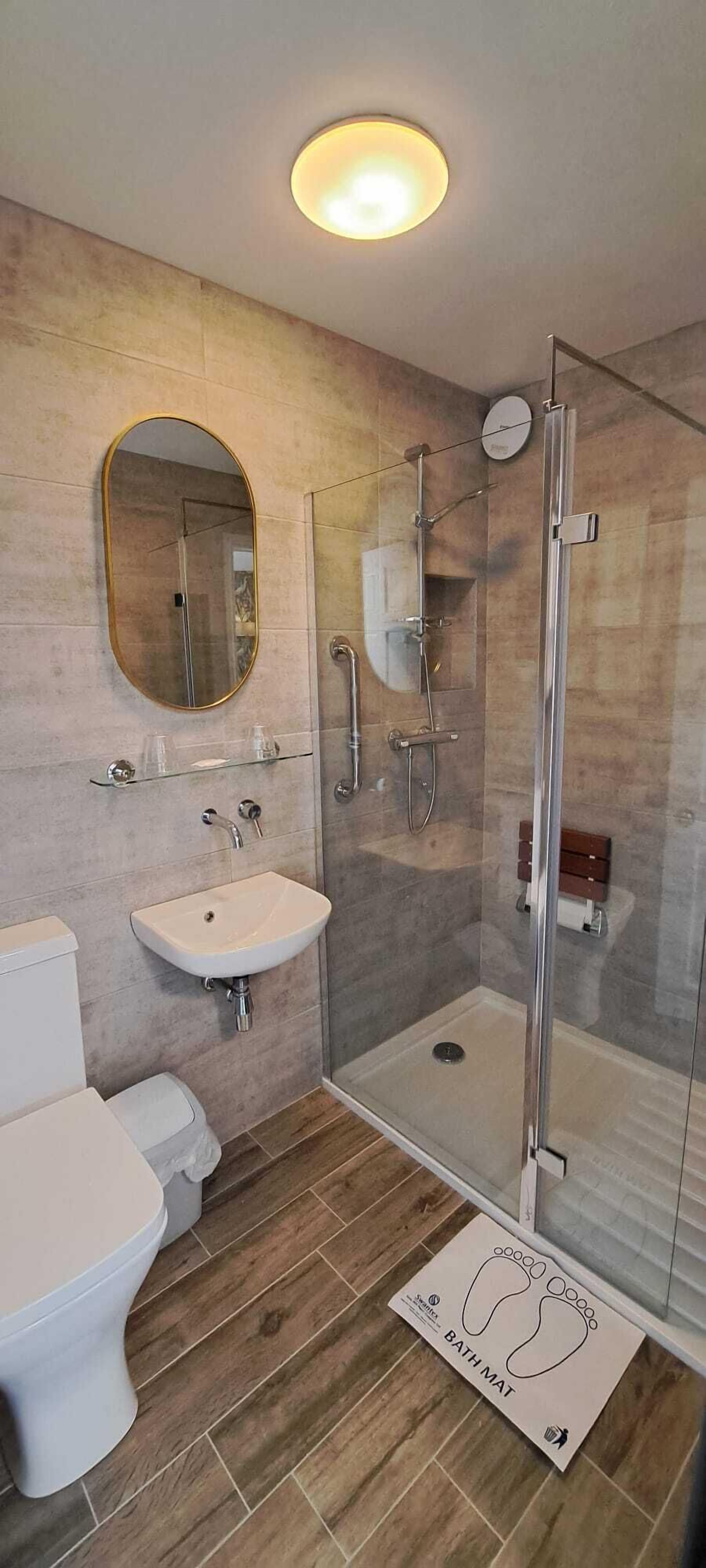 standard double room, 1 double bed, non smoking, ensuite | bathroom | separate bathtub and shower, free toiletries, hair dryer, towels