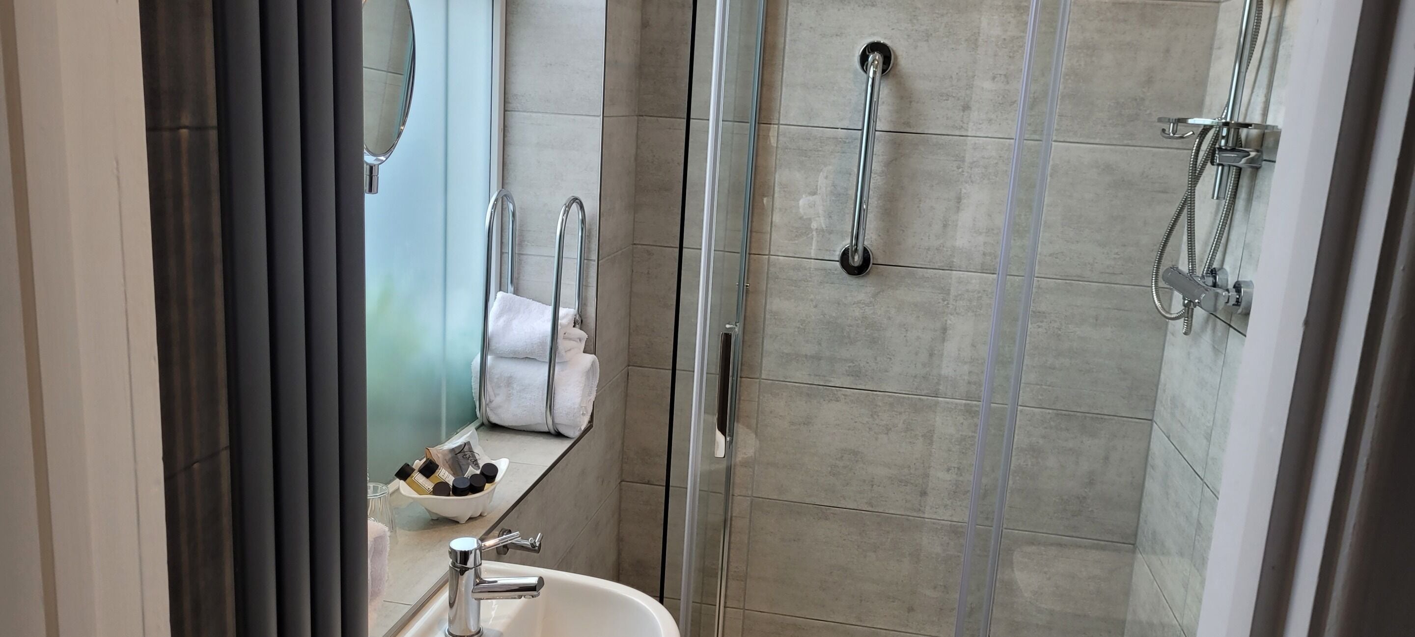 standard twin room, ensuite | bathroom | separate bathtub and shower, free toiletries, hair dryer, towels