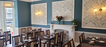 Free daily English breakfast