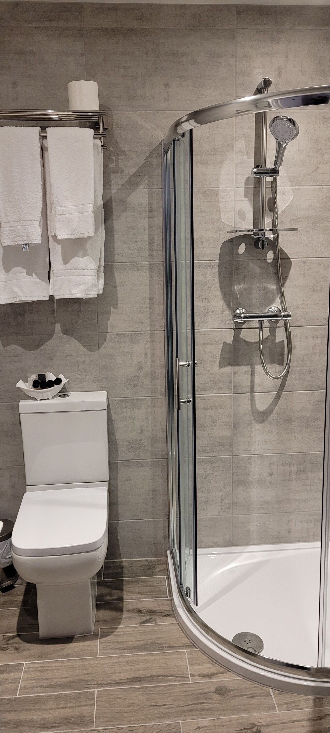 standard double room, 1 double bed, non smoking, ensuite | bathroom | separate bathtub and shower, free toiletries, hair dryer, towels