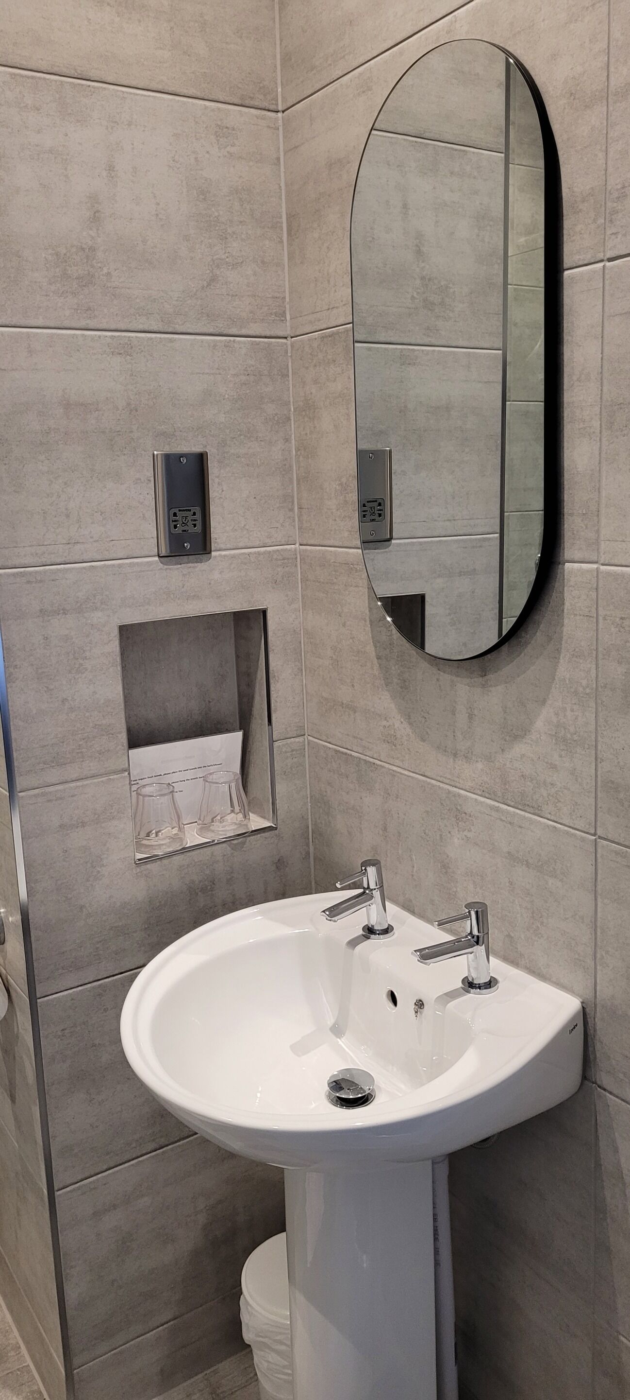 standard twin room, ensuite | bathroom | separate bathtub and shower, free toiletries, hair dryer, towels