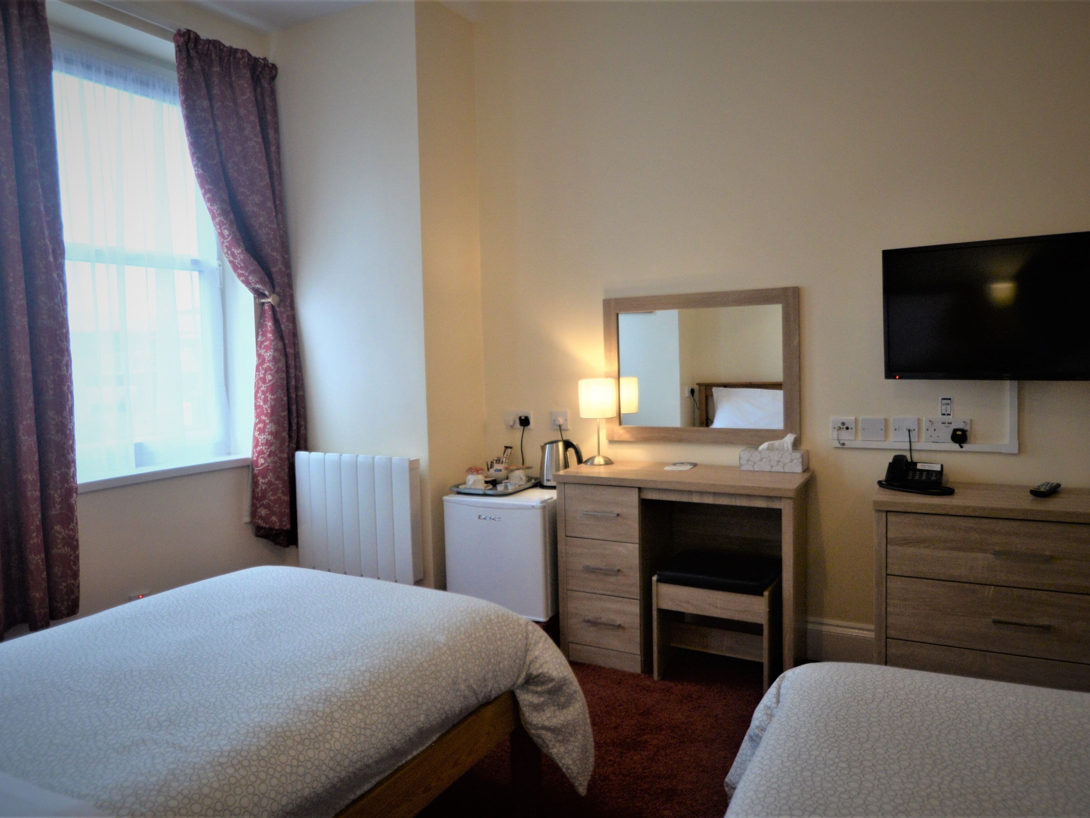 twin room, ensuite | free wifi