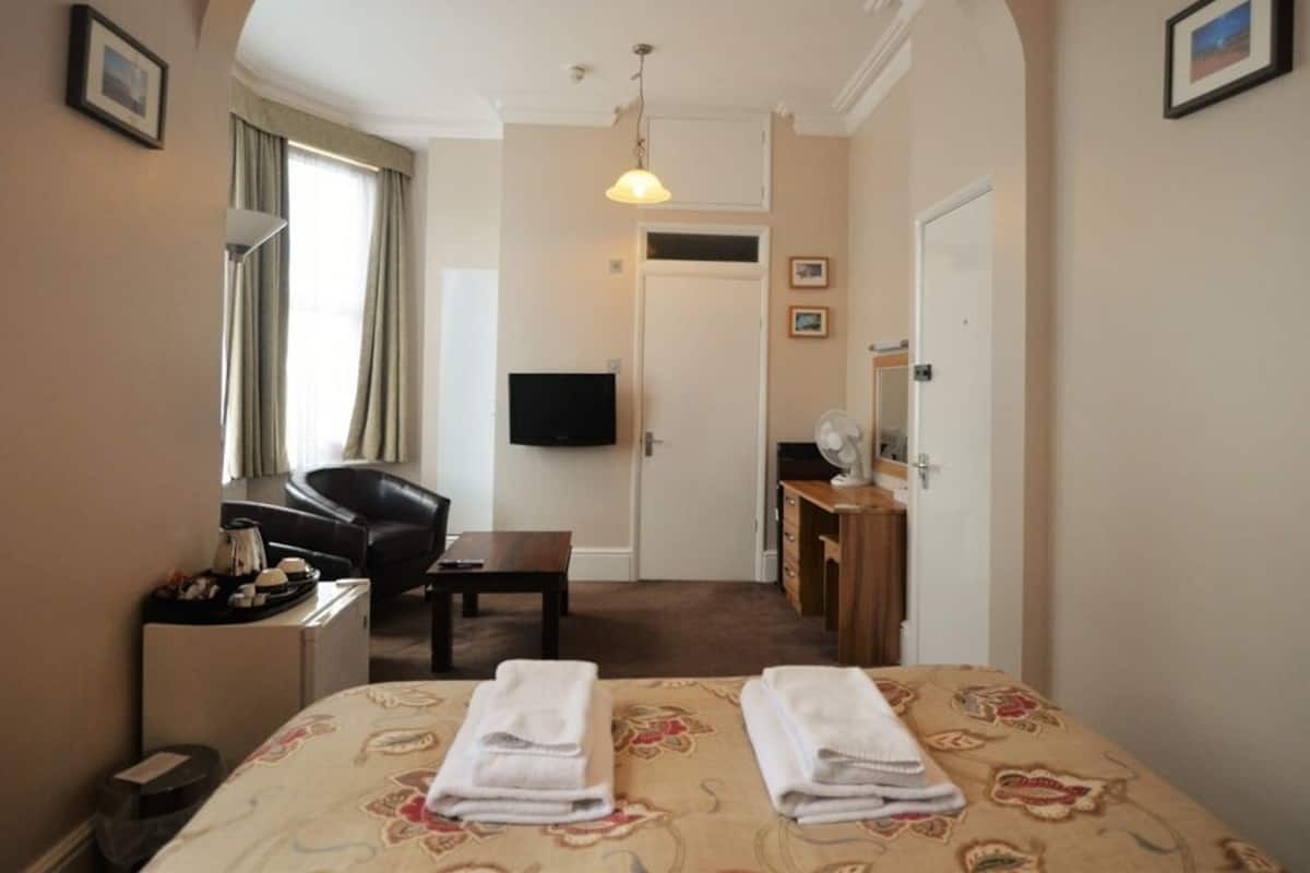 Quarto casal superior, suíte | Wi-Fi de cortesia