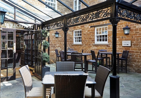 Terraza o patio. Saracens Head Towcester by Greene King Inns