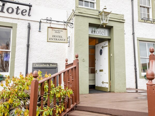 Vista frontal de la propiedad