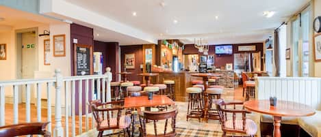 2 restaurants servant le petit déjeuner, spécialités Cuisine anglaise