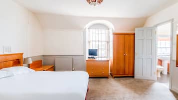 Standard Triple Room, Multiple Beds | In-room safe, desk, iron/ironing board, free cribs/infant beds