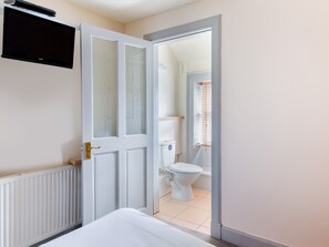 Habitación estándar con 2 camas individuales, 2 camas individuales | Baño | Regadera, amenidades de baño gratuitas, secadora de cabello, toallas 