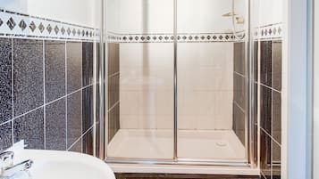 Kahden hengen standard-huone, 1 parisänky | Kylpyhuone | Suihku, ilmaiset hygieniatuotteet, hiustenkuivaaja, pyyhkeet
