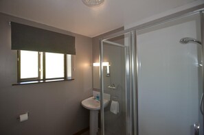 Budget Twin Room | Bathroom | Shower, free toiletries, hair dryer, towels - Achilty Guest House (Strathpeffer)