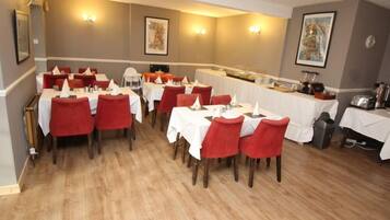 Daily buffet breakfast (GBP 7.5 per person)